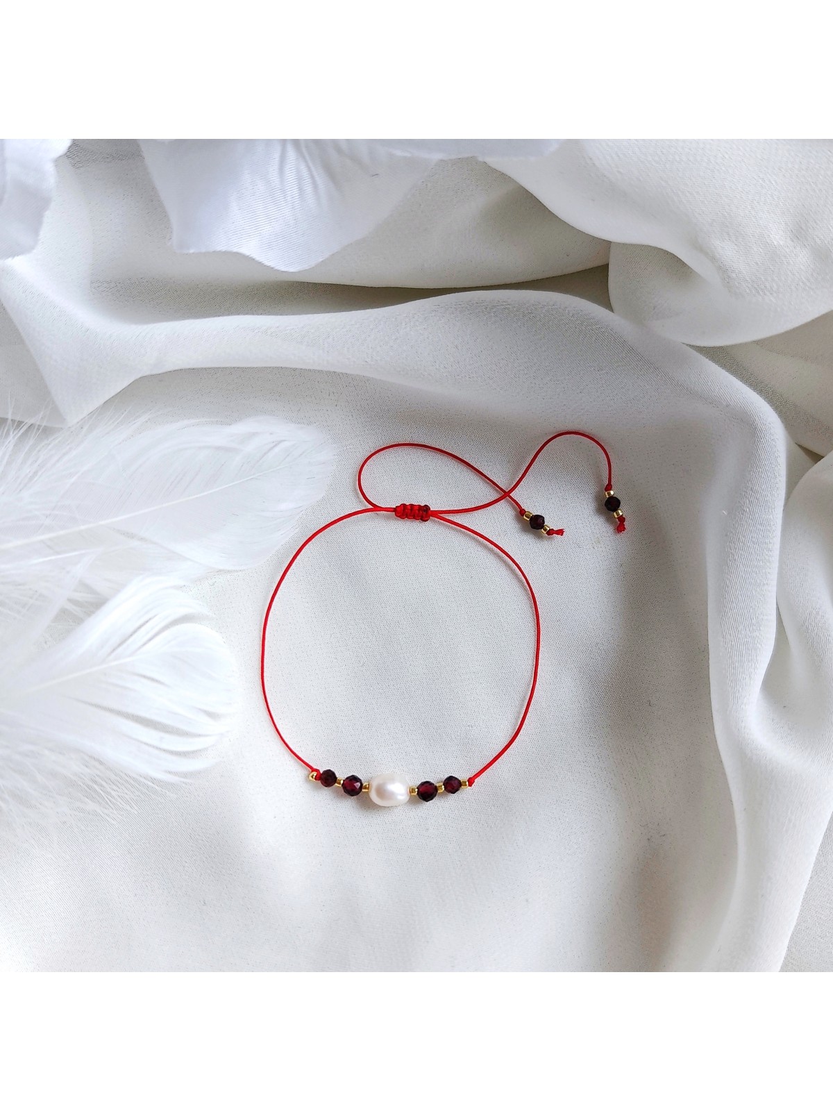 bransoletka z perłą i granatem na czerwonym sznurku