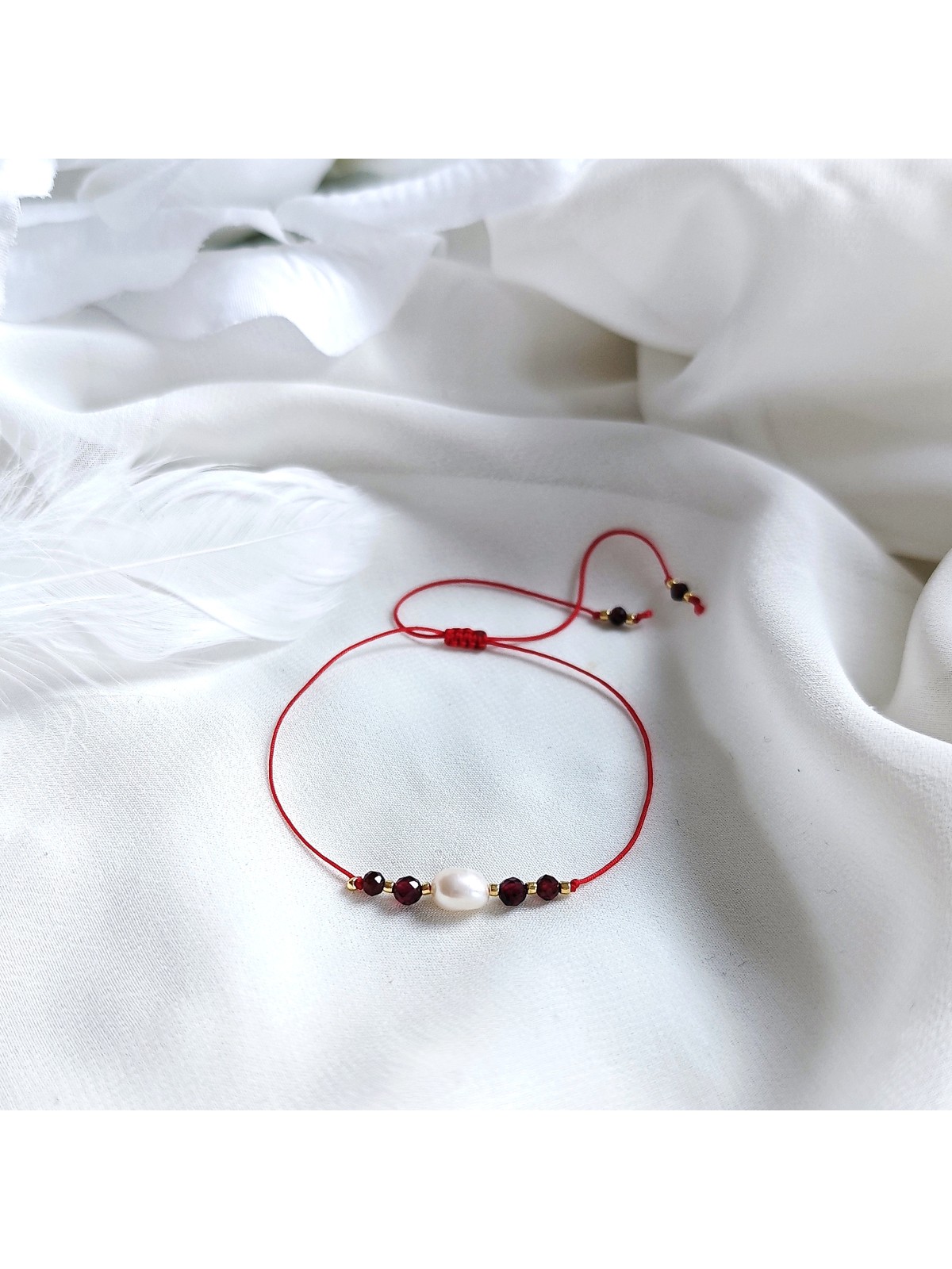 bransoletka z perły naturalnej i granatu na czerwonej nici