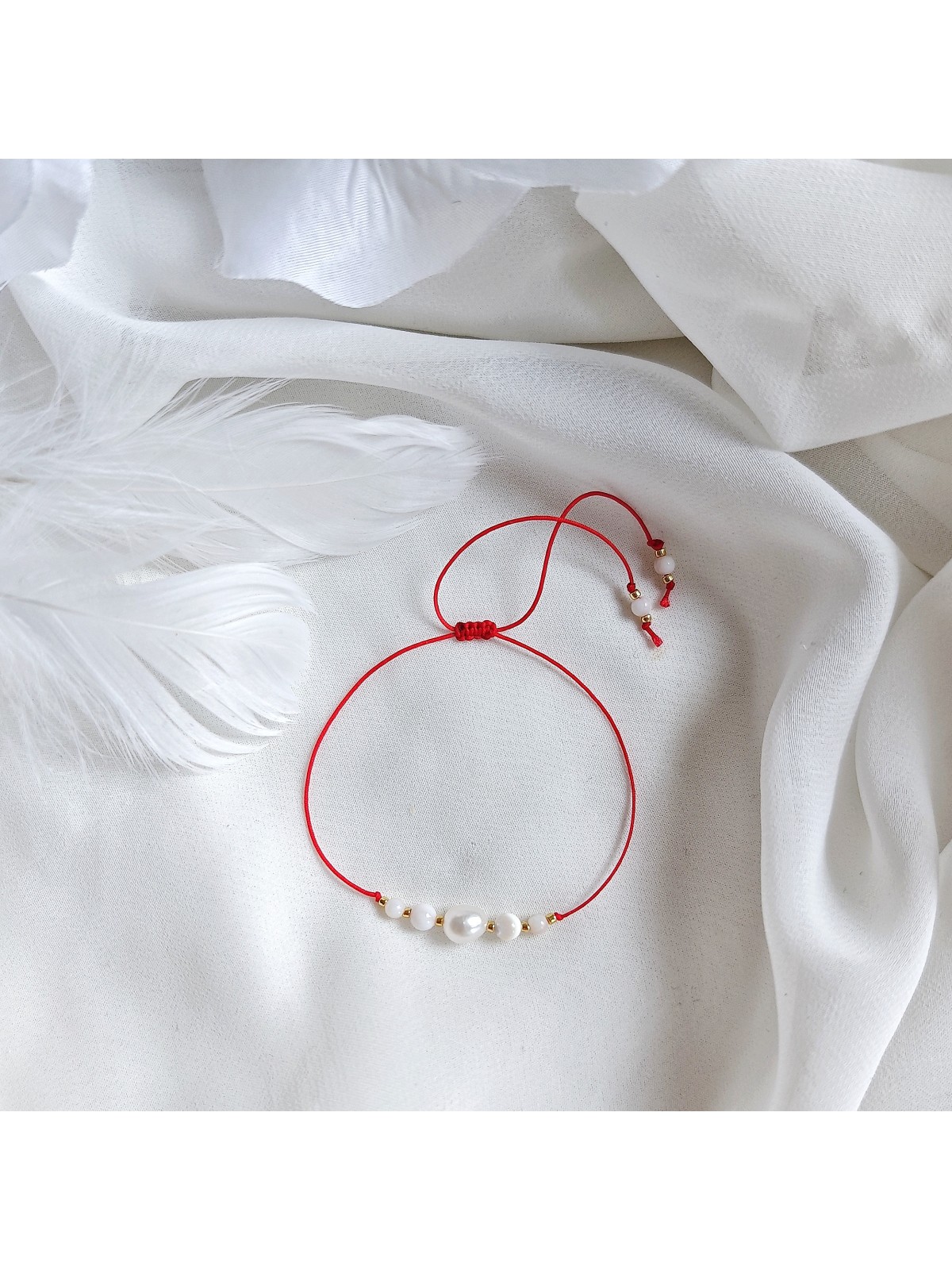 Bransoletka na czerwonym sznurku z perłą i masą perłową