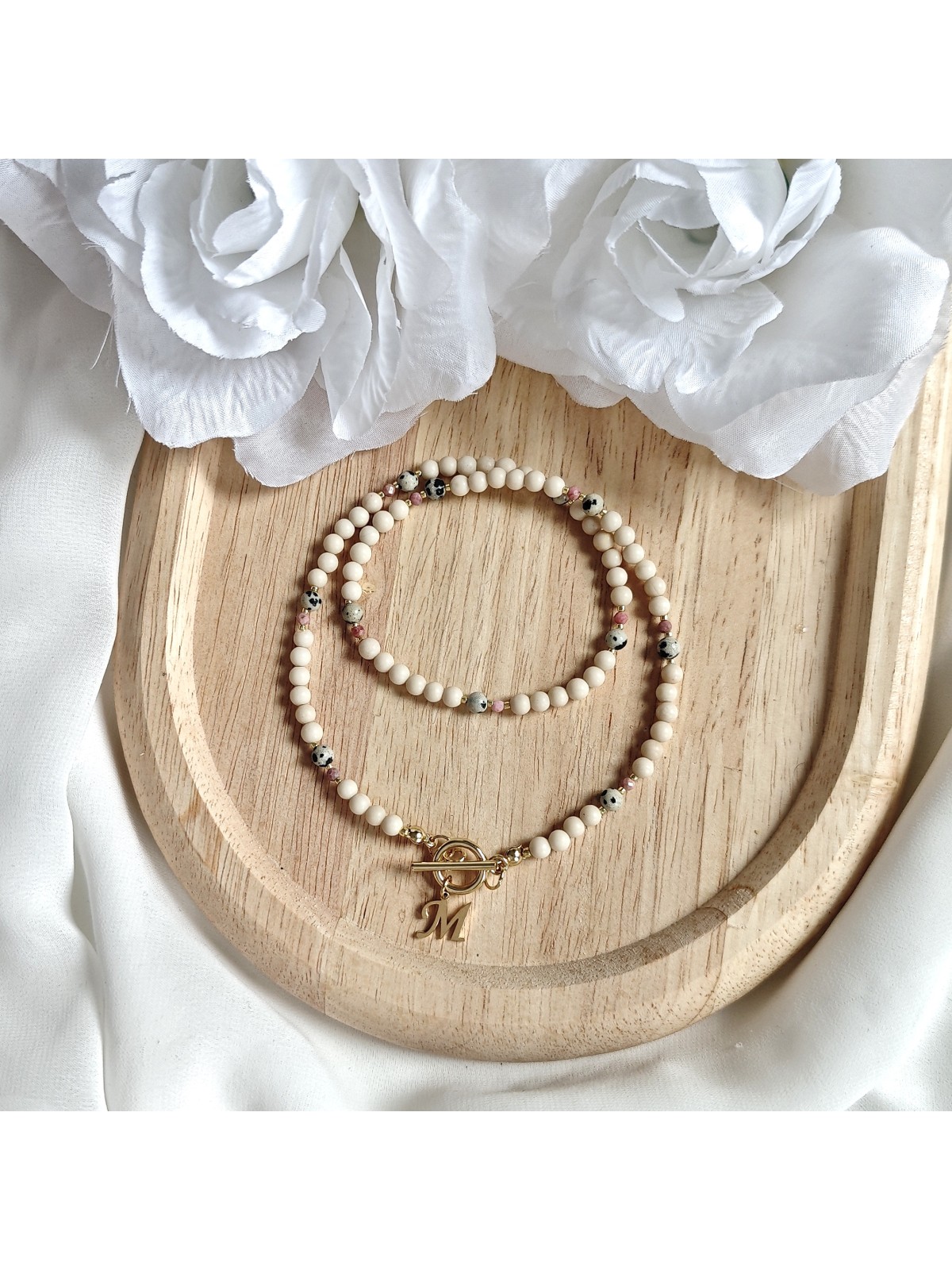 Naszyjnik z kamienia rzecznego, jaspisu i rodonitu ze złotą literką