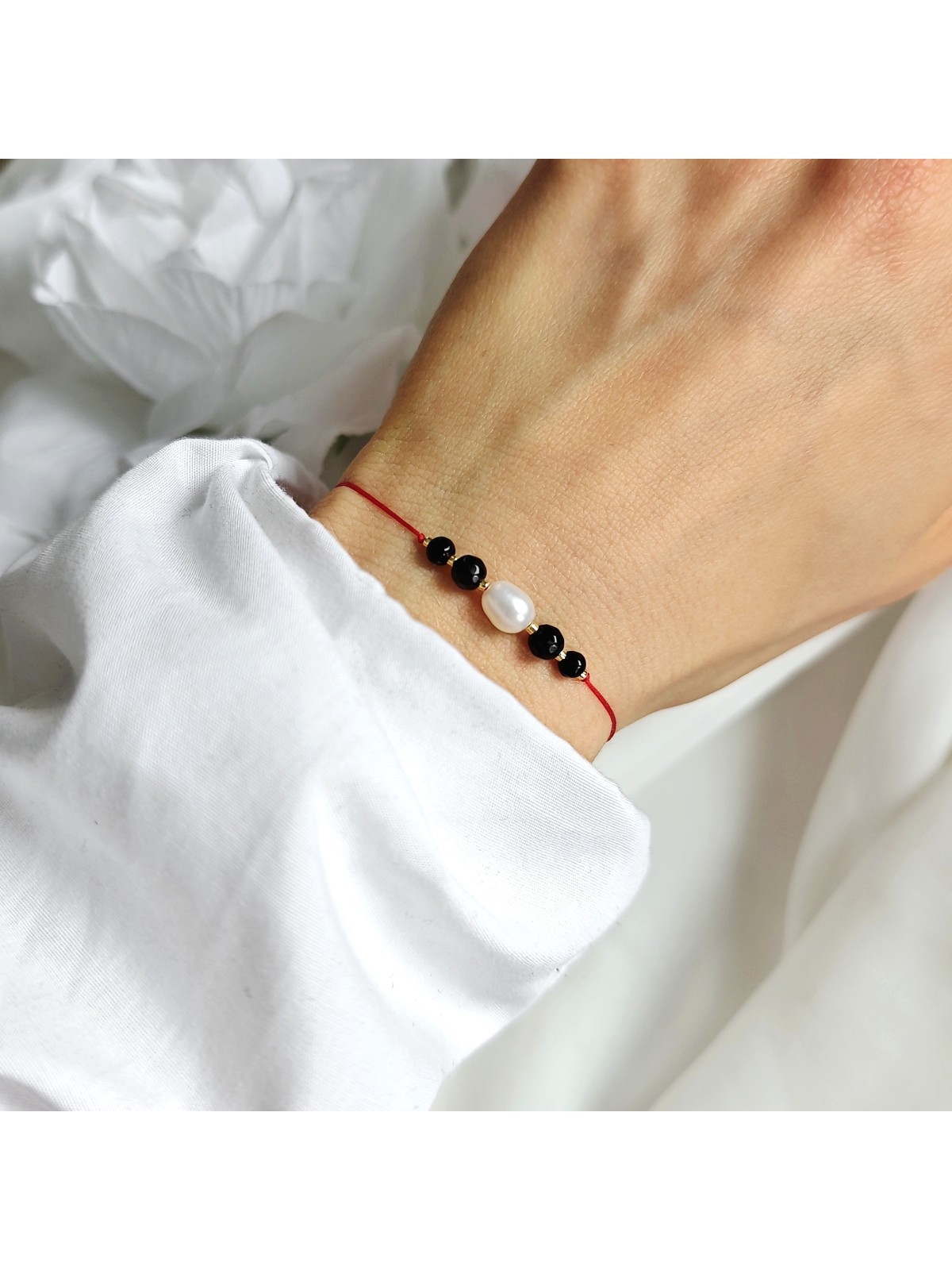 Bransoletka szczęścia z perłą i onyksem na czerwonym sznurku