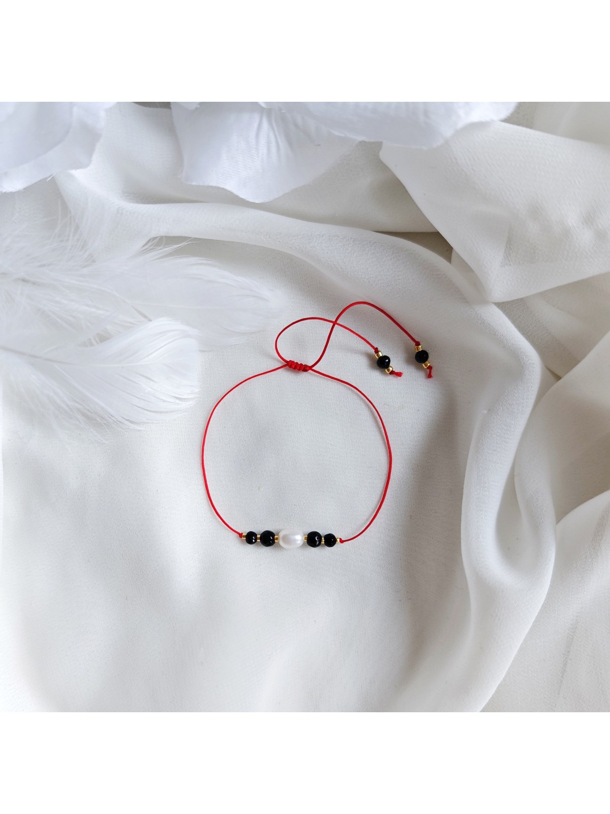 Bransoletka na szczęście z onyksem i perłą