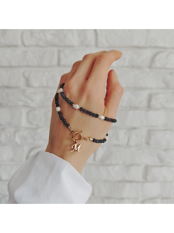 Ręcznie tworzony naszyjnik z kamieni naturalnych z literką