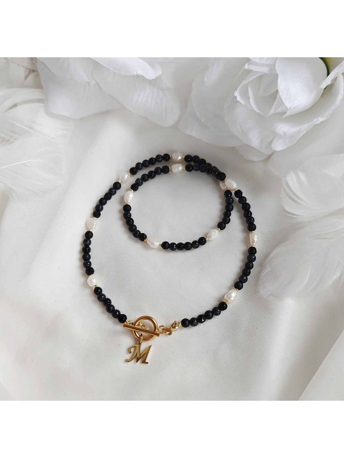 Naszyjnik z kamieni z literką Perły Howlit Jadeit Onyks