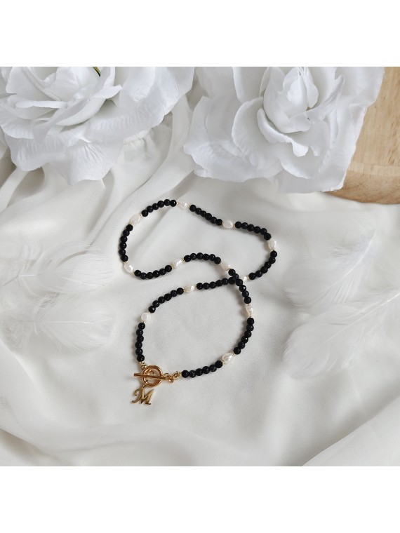 Naszyjnik z naturalnych kamieni z zawieszką w formie literki