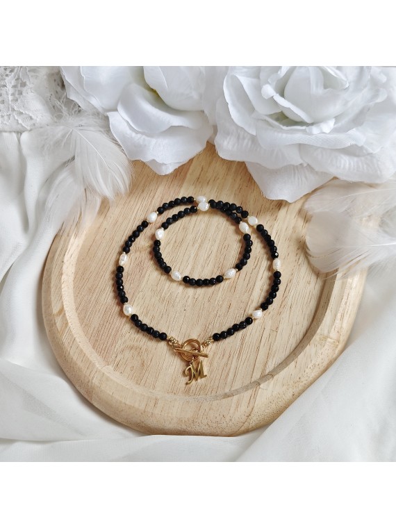 Naszyjnik z pereł i czarnych kamieni ze złotą literą