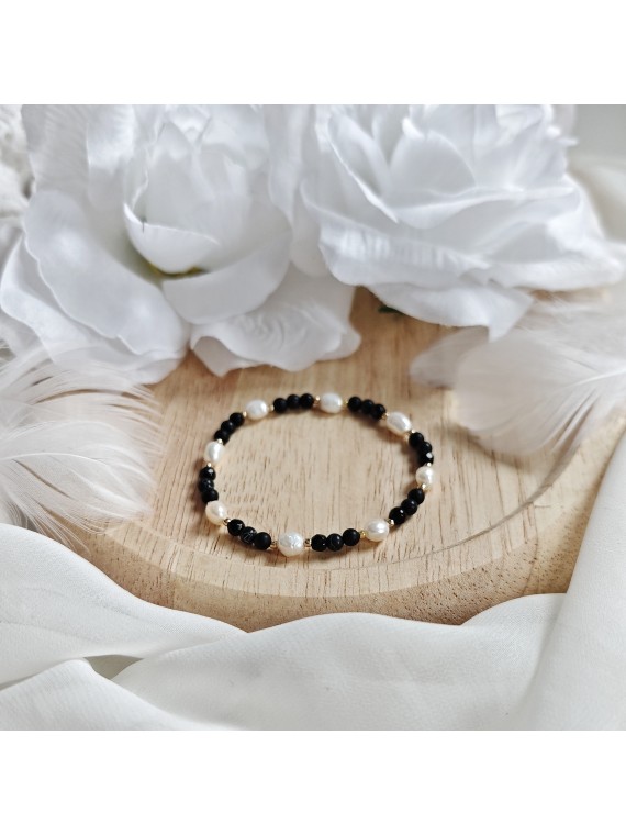 Bransoletka na gumce z howlitem jadeitem onyksem i naturalną perłą