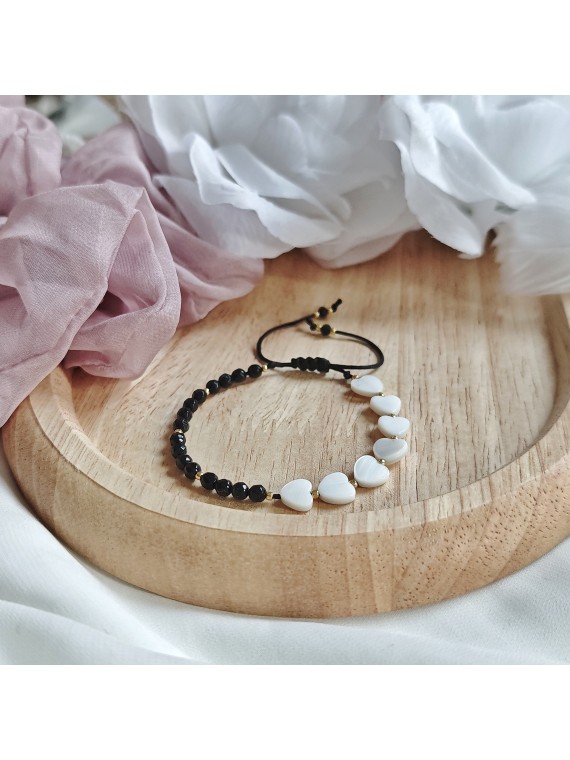 bransoletka na sznurku z sercem z masy perłowej i onyksem