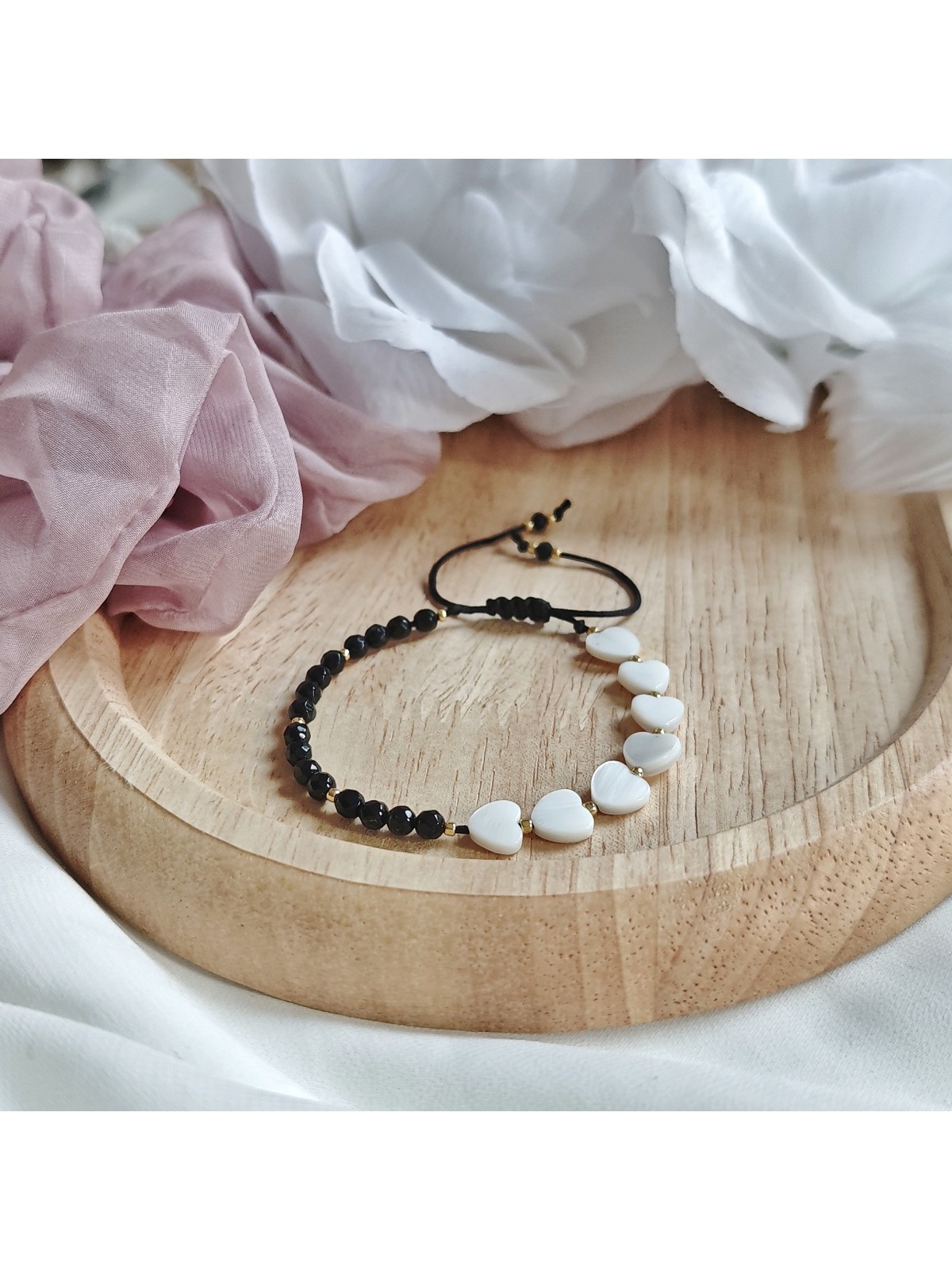 bransoletka na sznurku z sercem z masy perłowej i onyksem