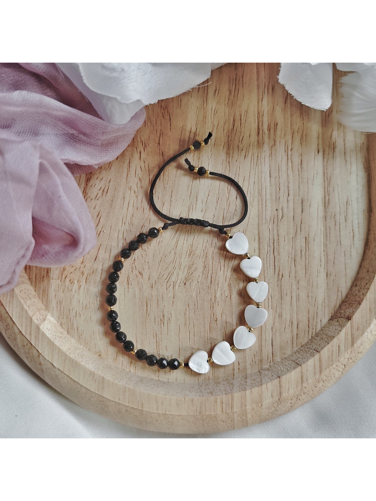 Bransoletka z serduszkami z masy perłowej i onyksem