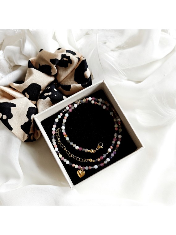 Modny naszyjnik z kamieniami i zawieszką złote serduszko