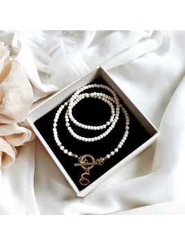 Ręcznie wykonany naszyjnik z howlitu z zapięciem toggle i literą