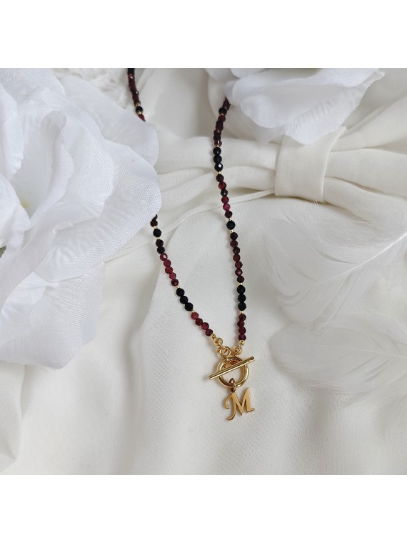 Naszyjnik z granatu i czarnego turmalinu z literką – ręcznie wykonany amulet