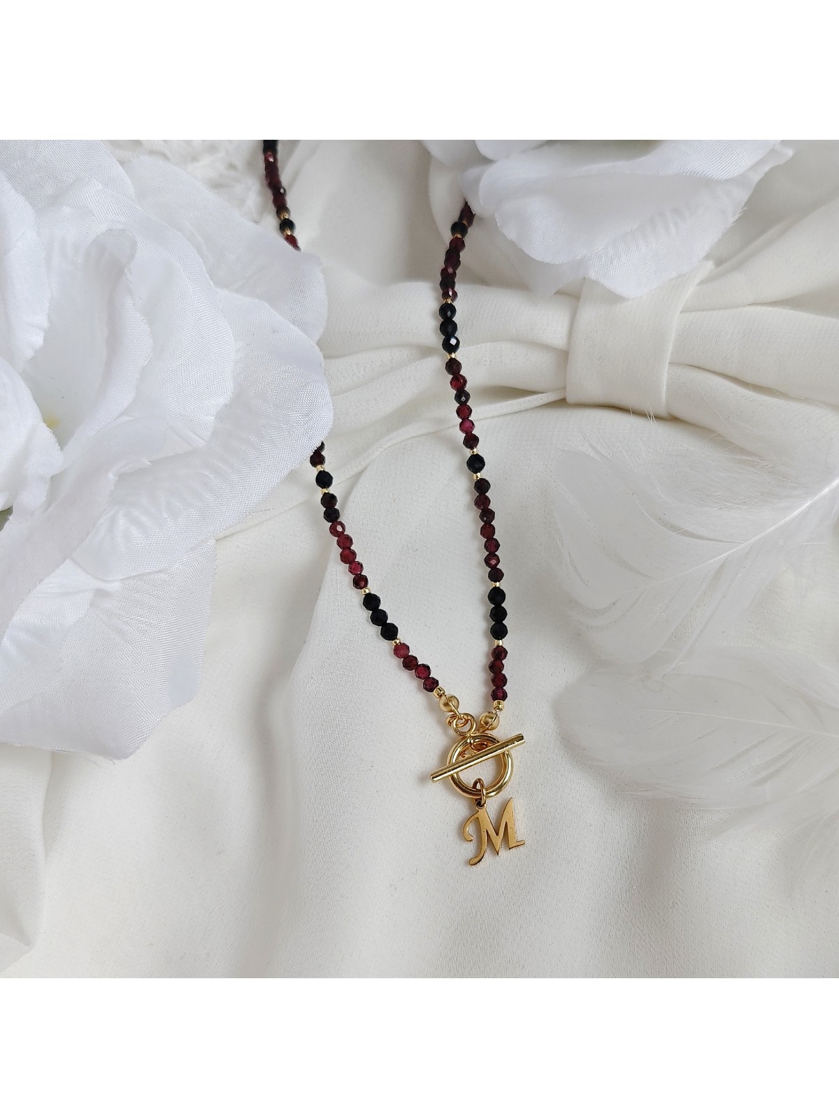 Naszyjnik z granatu i czarnego turmalinu z literką – ręcznie wykonany amulet