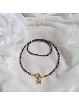 Naszyjnik z czarnego turmalinu i granatu z literką