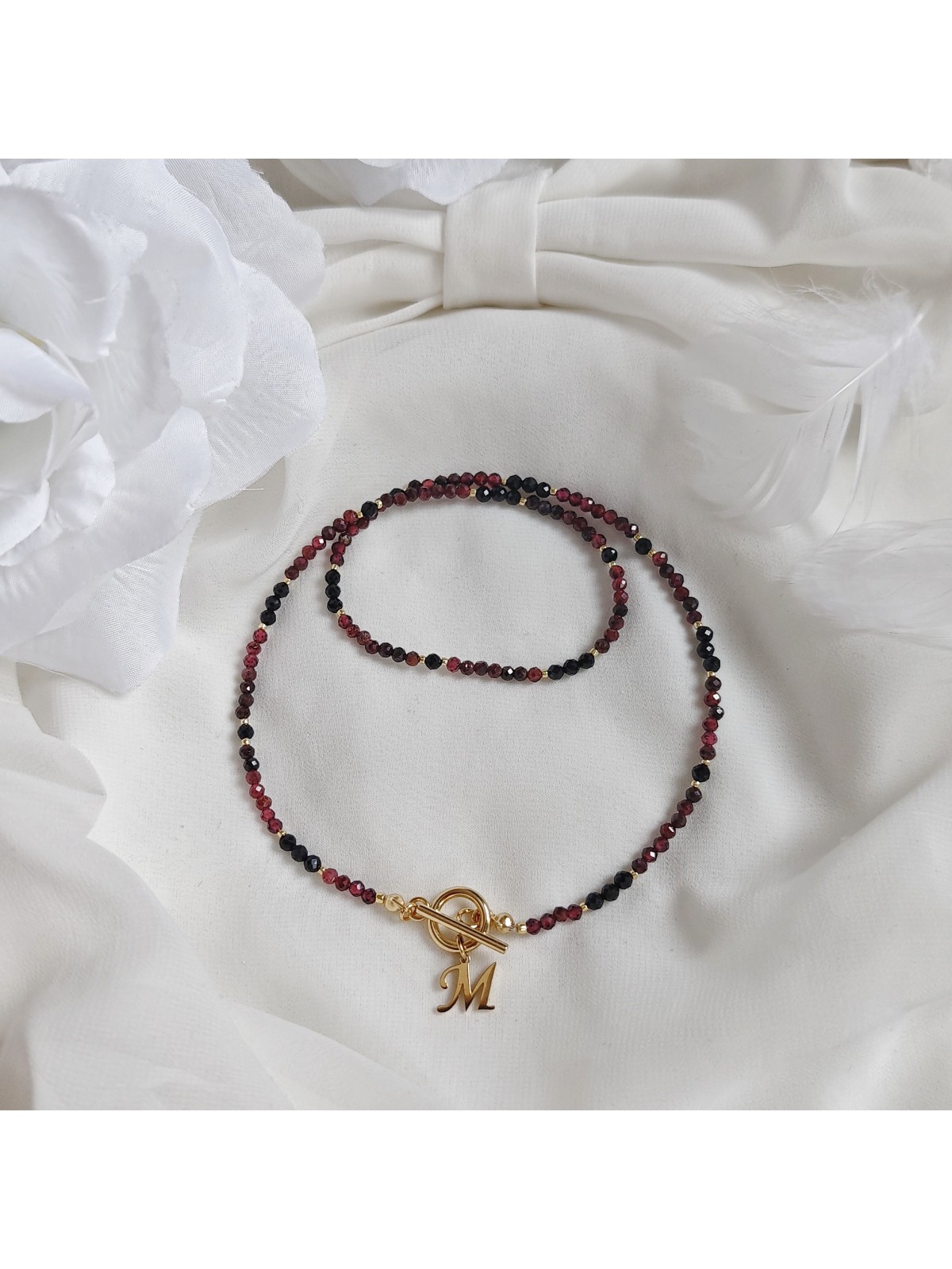 Naszyjnik z czarnego turmalinu i granatu z literką