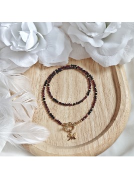 Naszyjnik z turmalinem granatem i zawieszką złotą literą