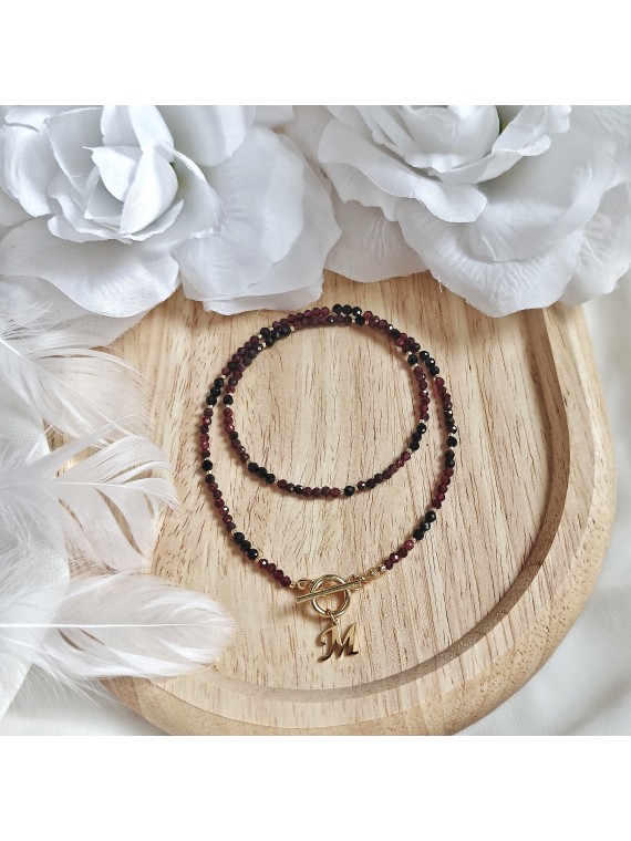 Naszyjnik z turmalinem granatem i zawieszką złotą literą