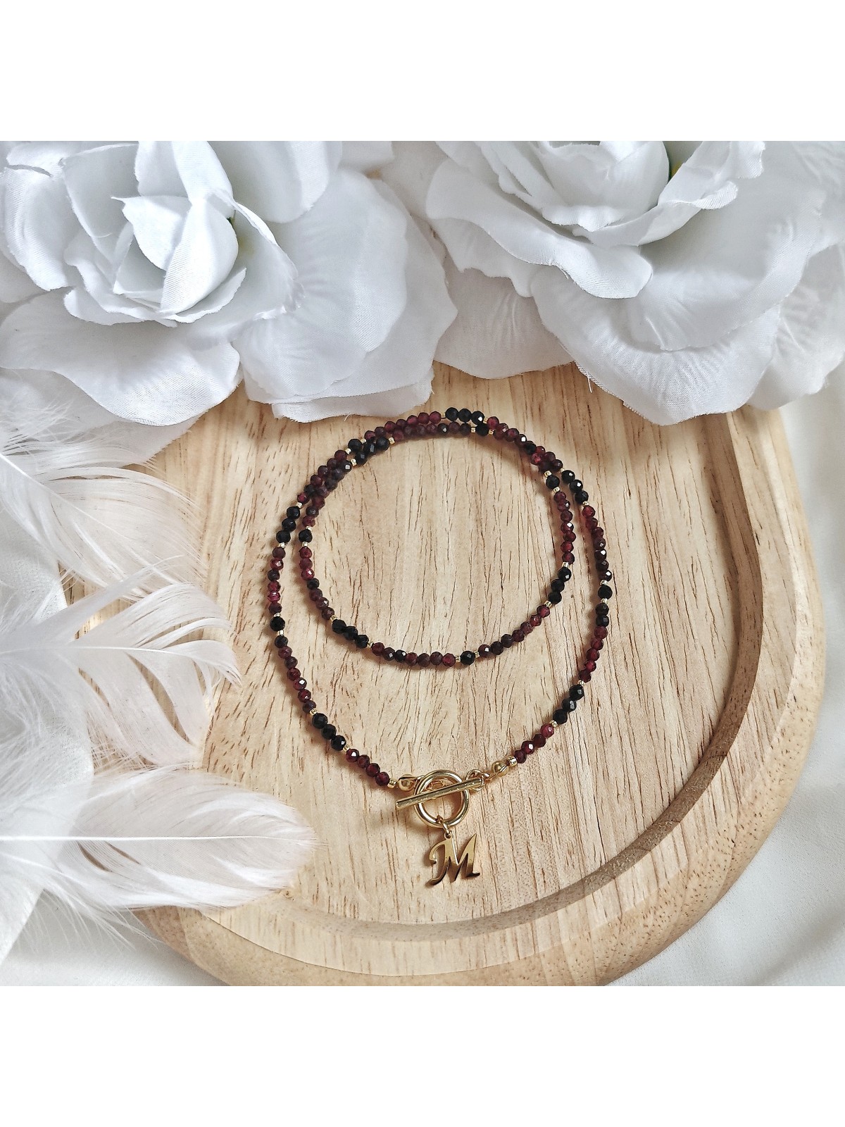 Naszyjnik z turmalinem granatem i zawieszką złotą literą