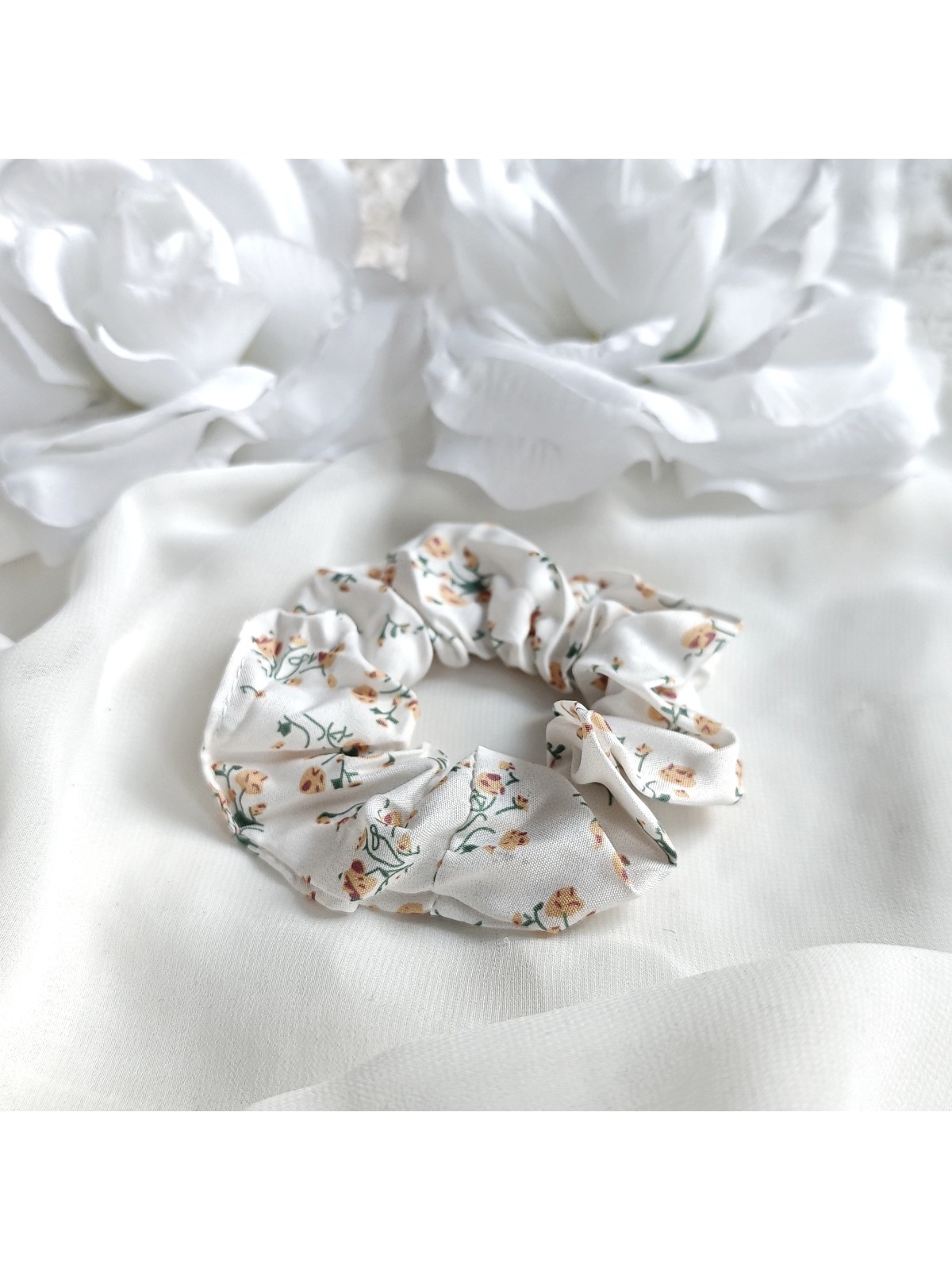 Gumka frotka do włosów scrunchies biała w kwiaty
