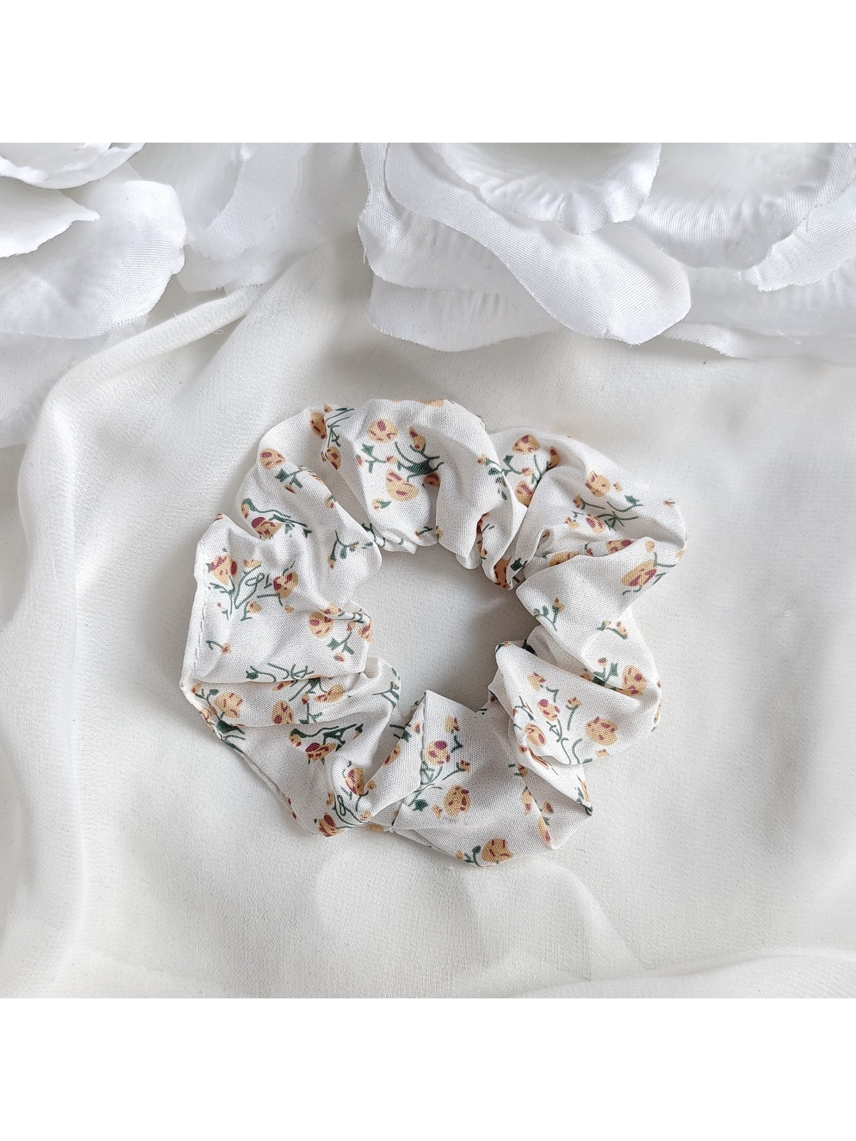 Biała gumka frotka w kwiaty