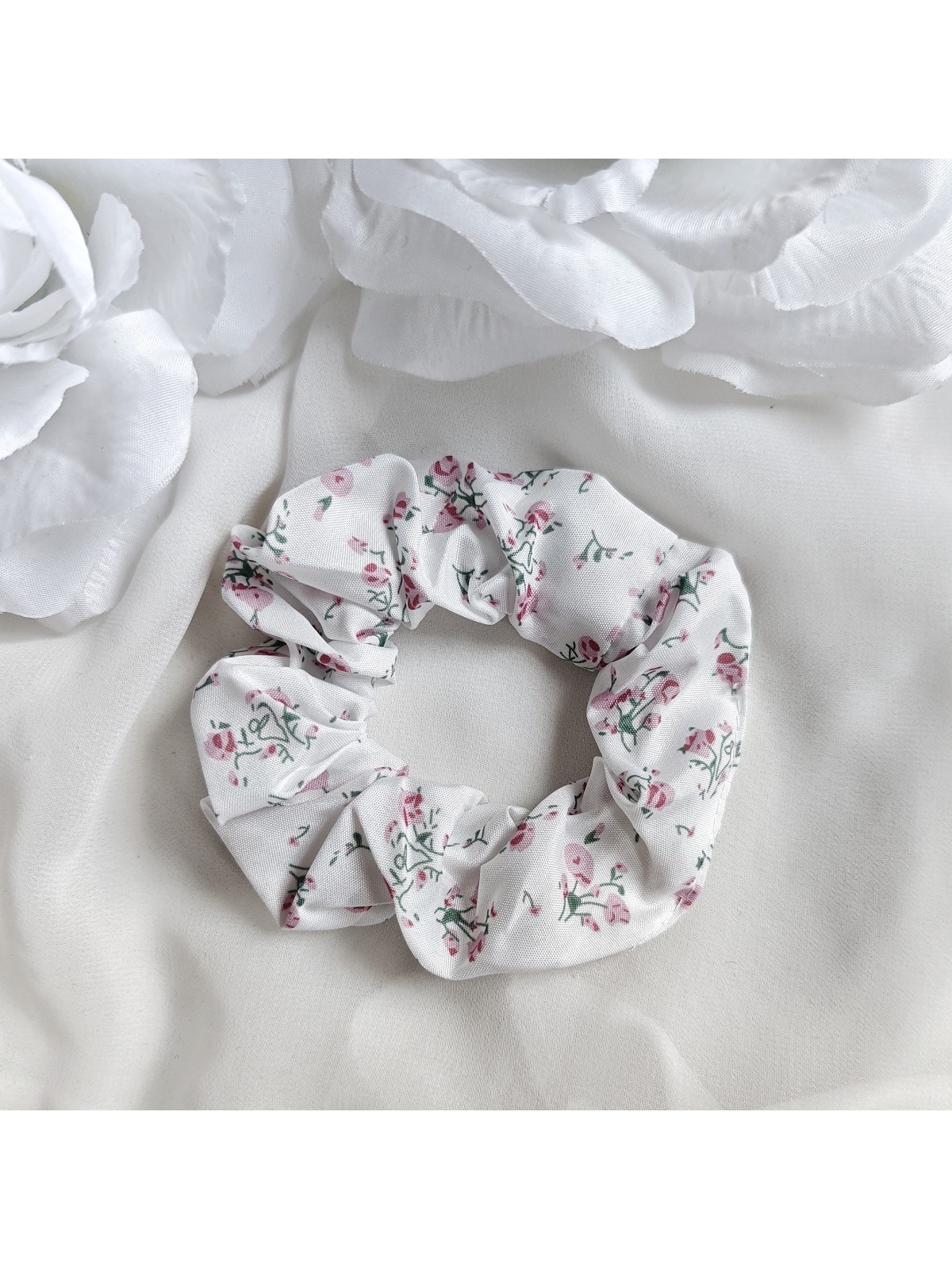 Gumka do włosów scrunchies biała w kwiaty