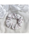 Gumka do włosów scrunchies biała w kwiaty