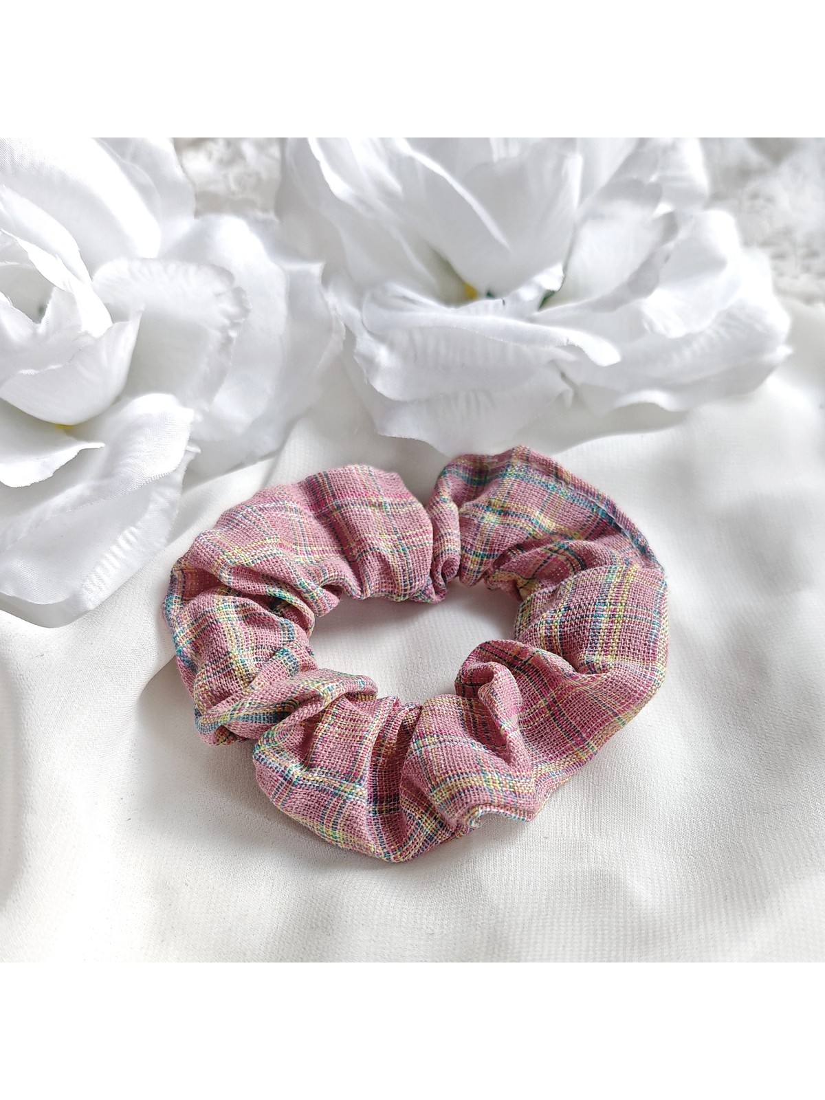 Frotka scrunchies w czerwoną kratkę