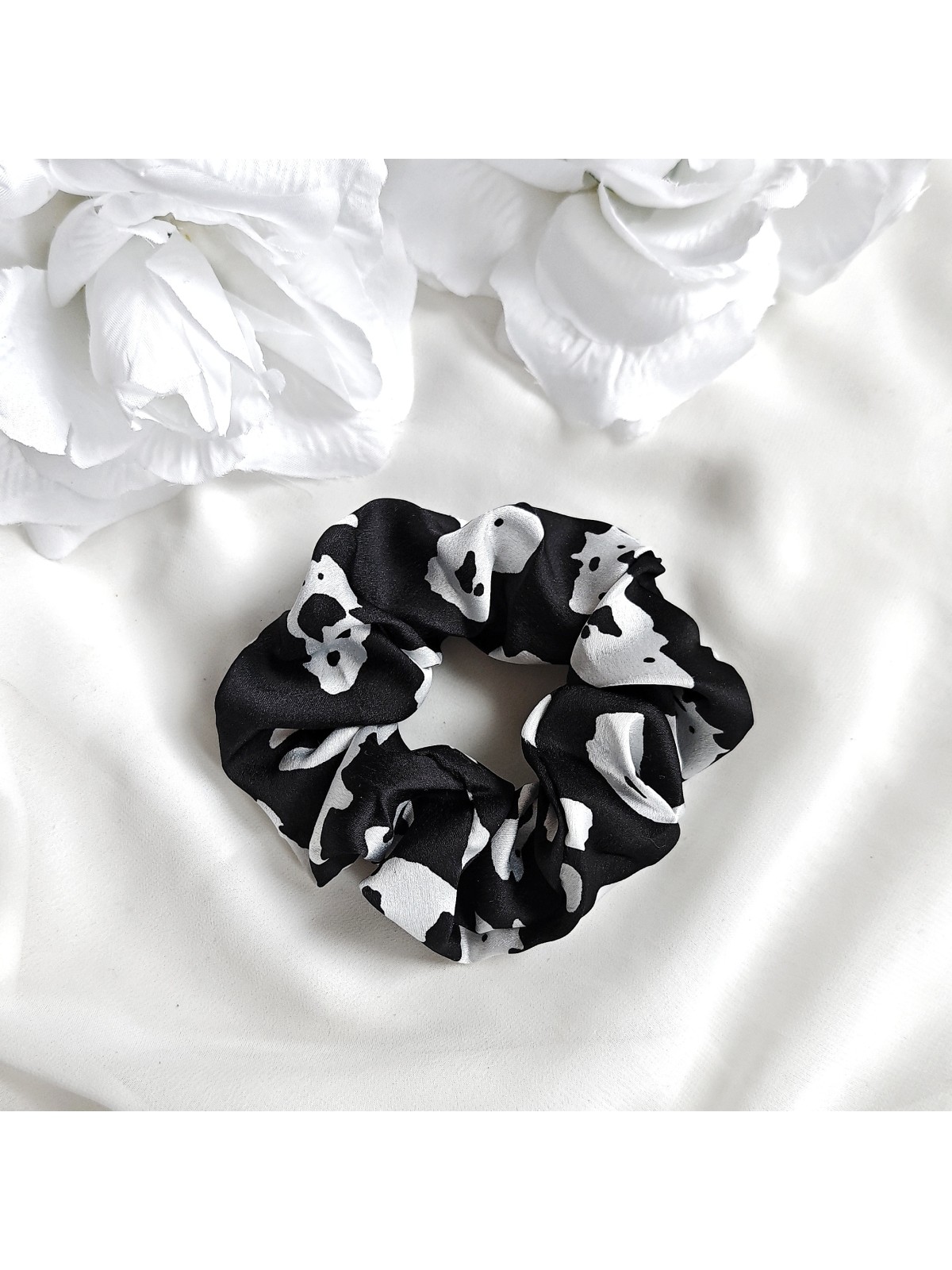 Gumka frotka scrunchie w krówkowe łatki