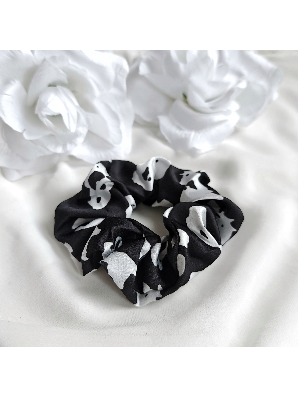 Czarno biała frotka scrunchie we wzory