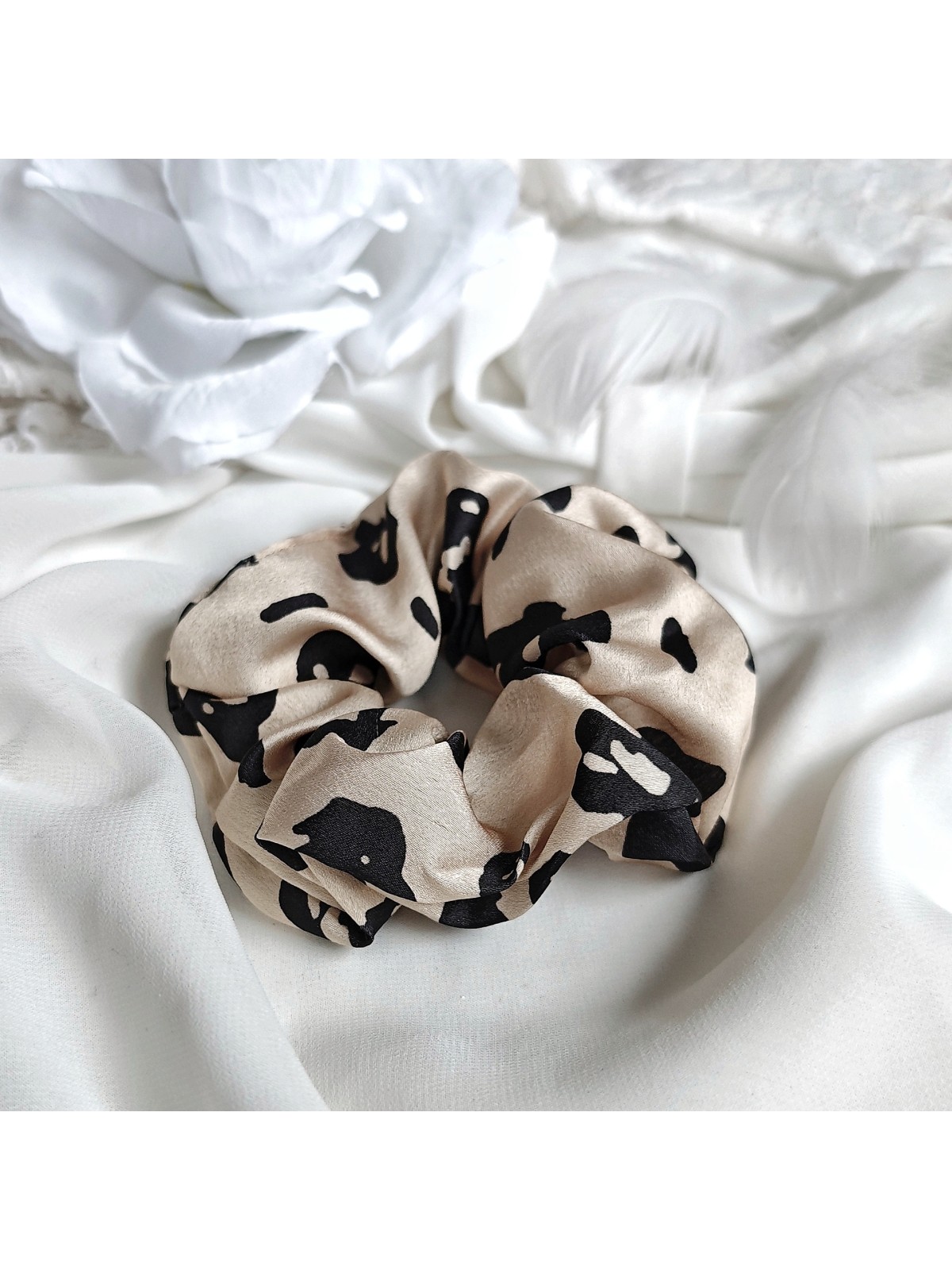 Gumka frotka scrunchie w krówkowe łatki