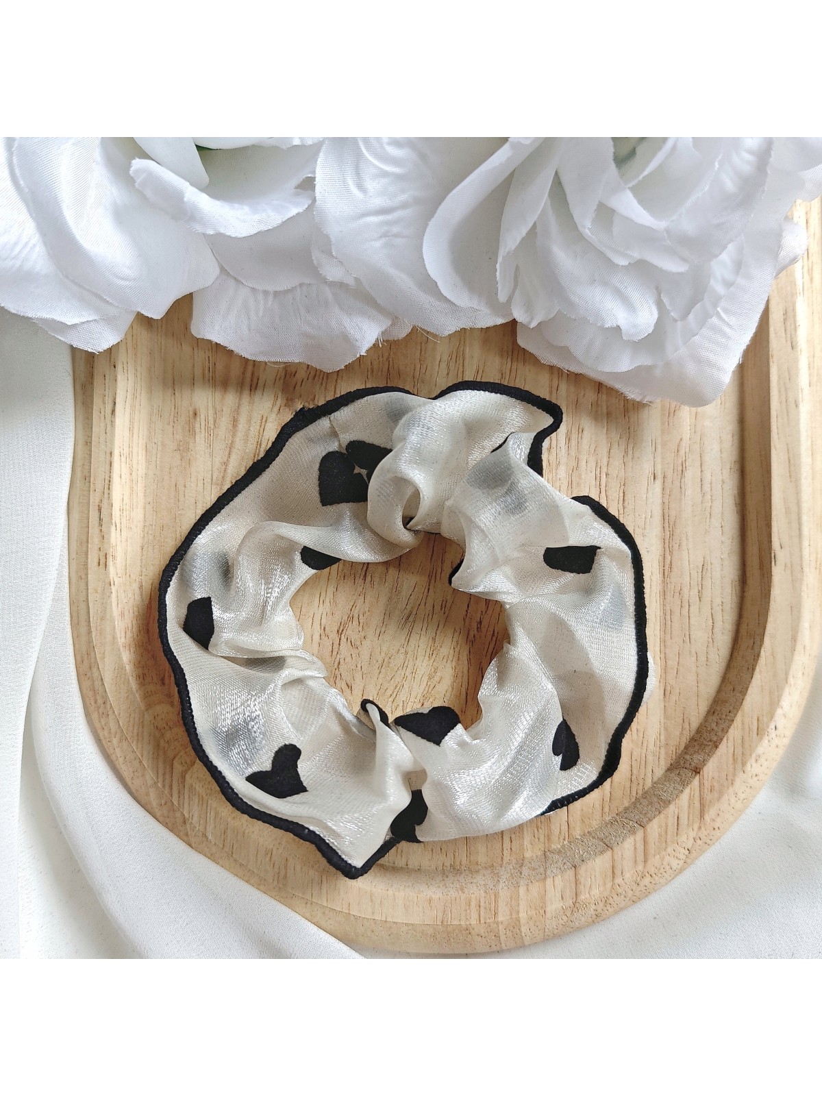 Gumka frotka typu scrunchies w serduszka