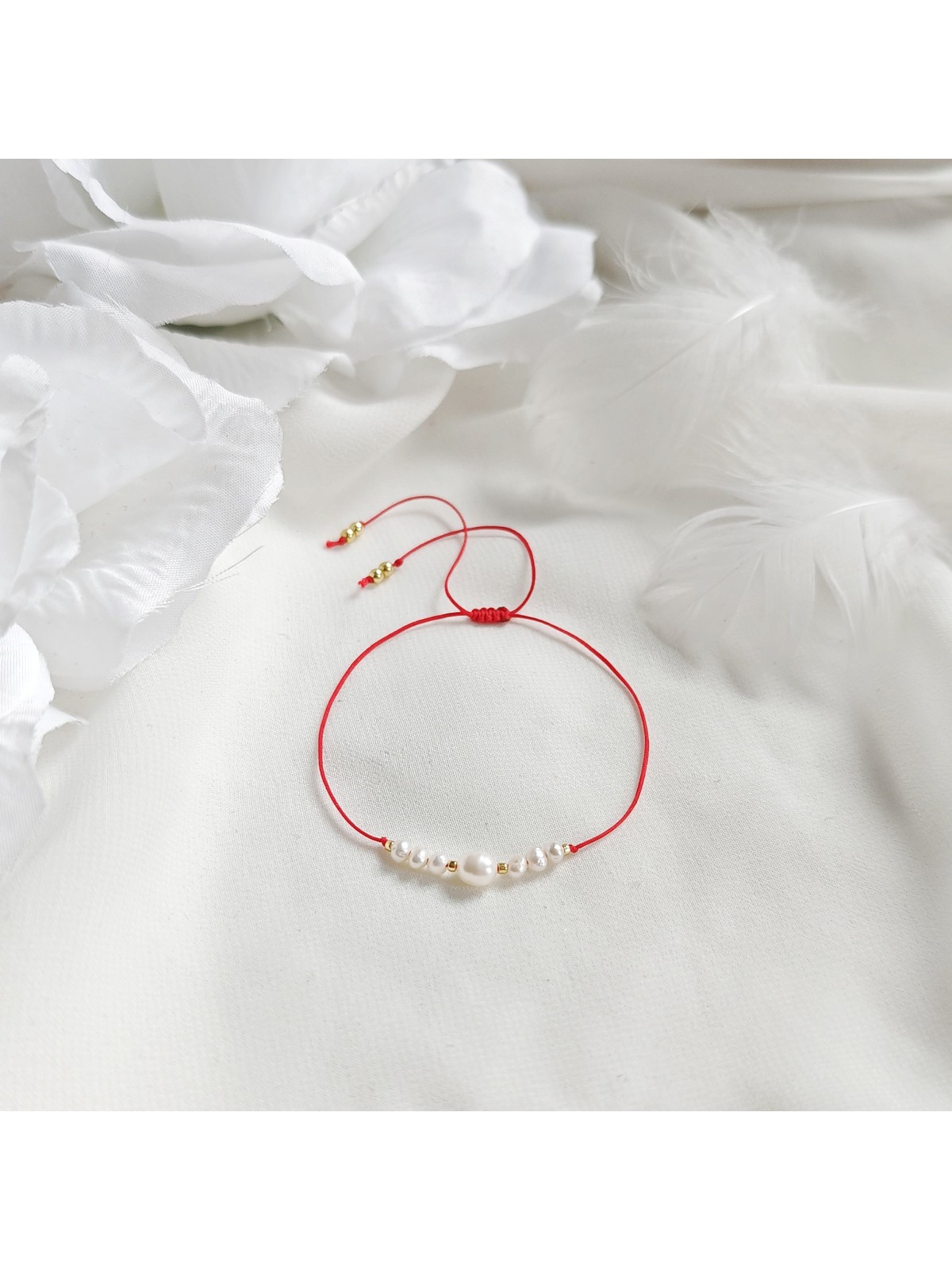 Bransoletka z pereł na czerwonym sznurku na dzień babci