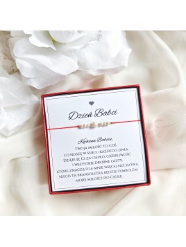 bransoletka z pereł na czerwonym sznurku na dzień babci w pudełku z życzeniami