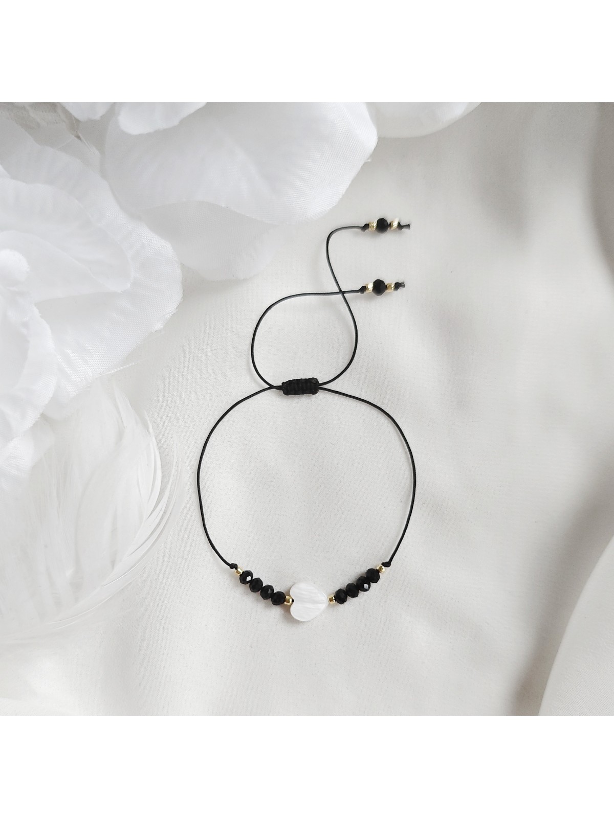 Bransoletka z masy perłowej i czarnych kryształków na sznurku