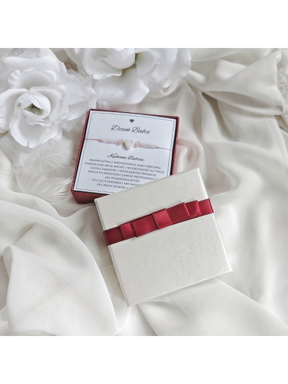 bransoletka na dzień babci z serduszkiem z masy perłowej na różowym sznurku