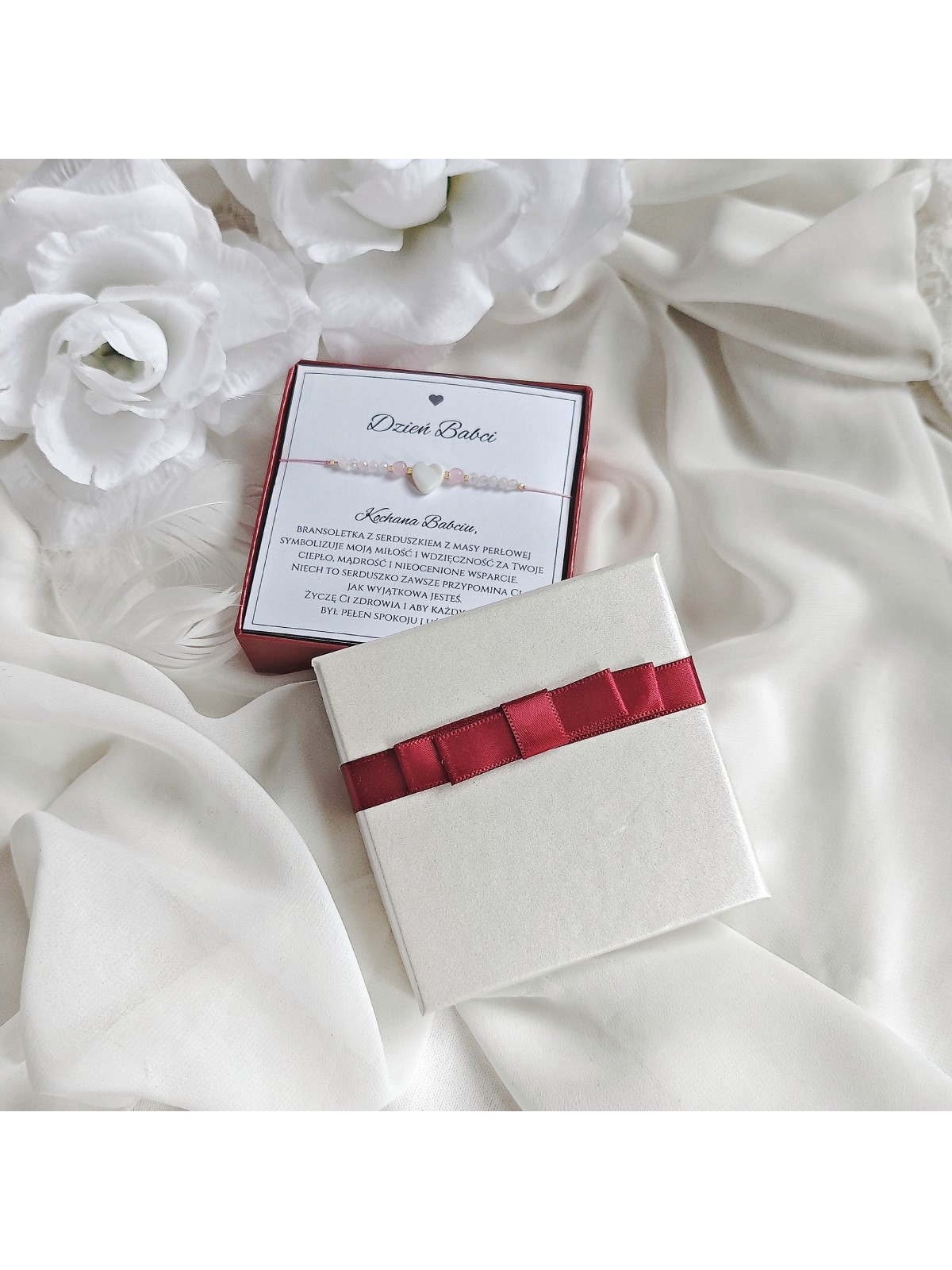 bransoletka na dzień babci z serduszkiem z masy perłowej na różowym sznurku
