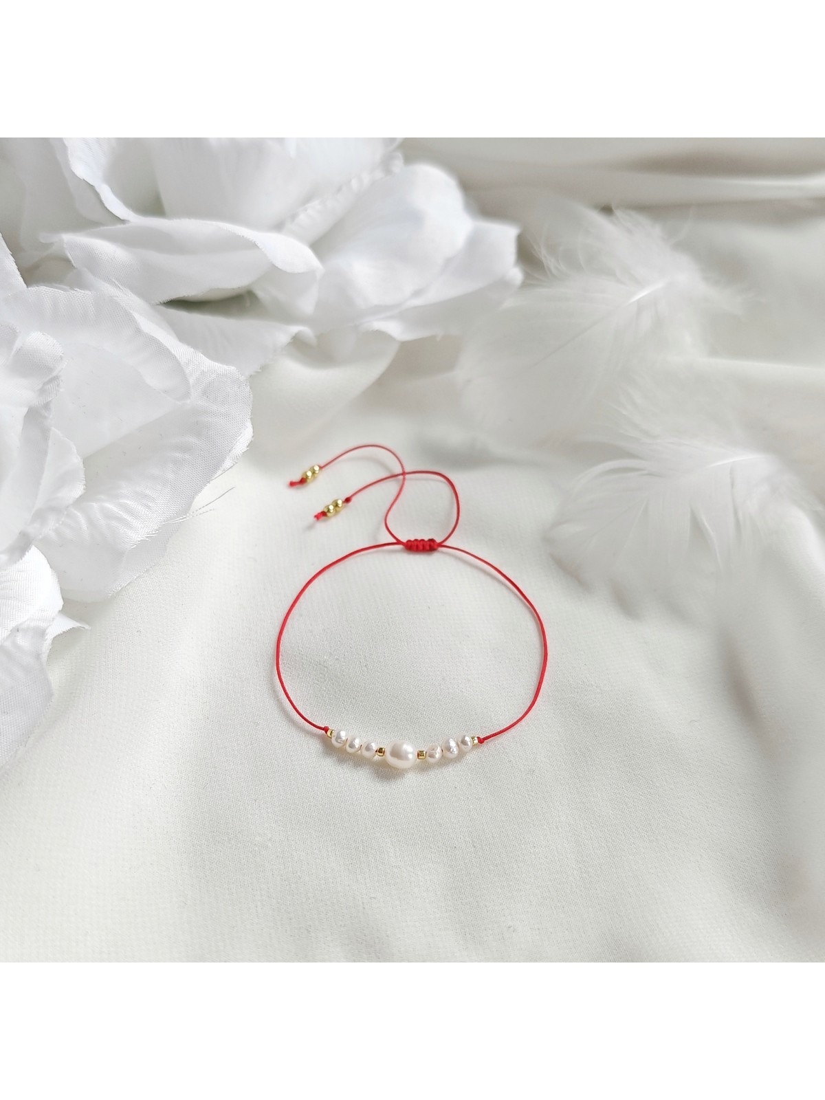 Bransoletka z naturalnych pereł na czerwonym sznurku