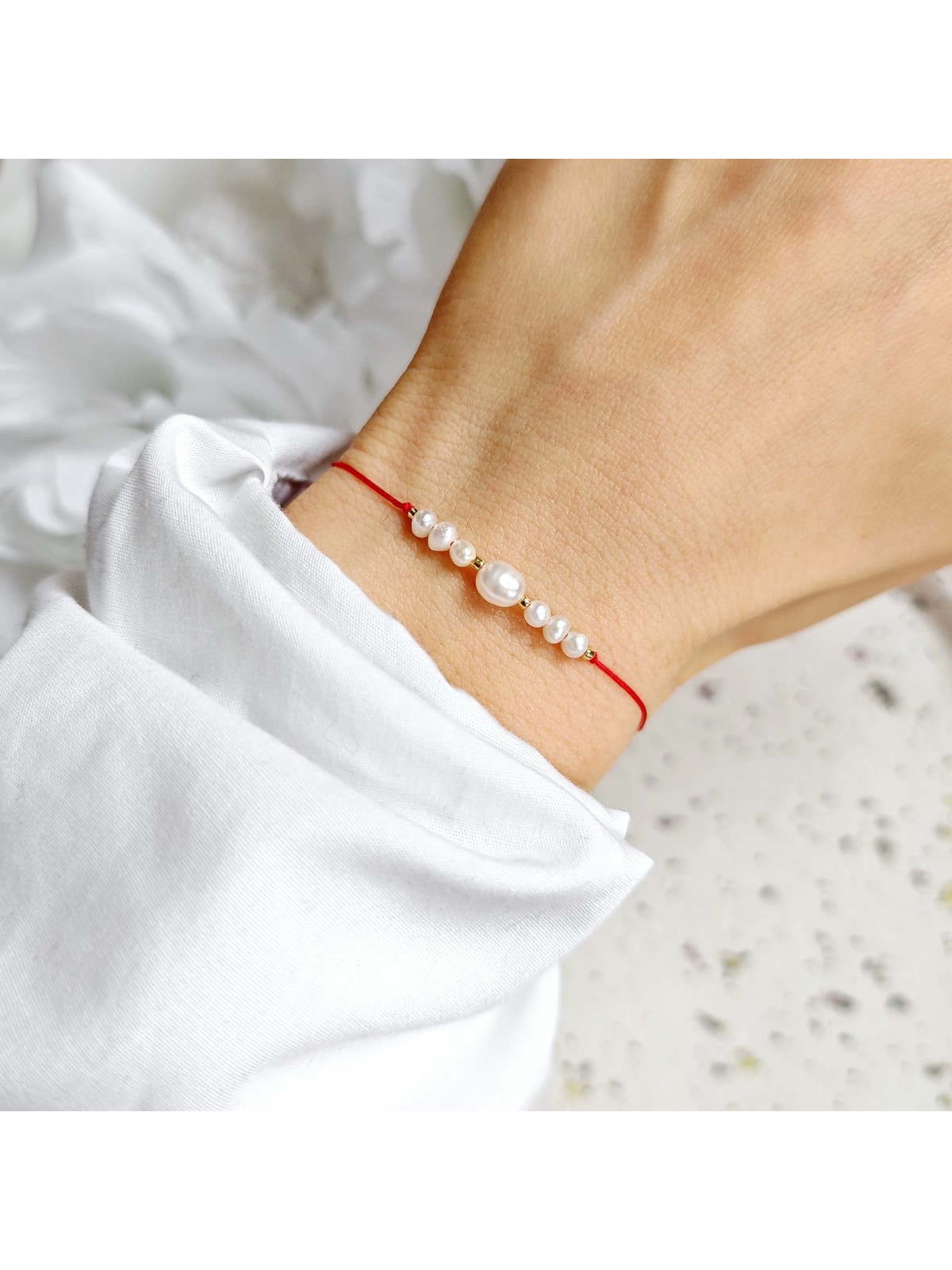 Bransoletka z pereł naturalnych na czerwonym sznurku