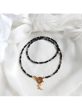 Naszyjnik z kamieni naturalnych z zawieszką złotą literą i zapięciem toggle