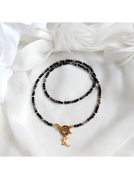 Naszyjnik z kamieni naturalnych z zawieszką złotą literą i zapięciem toggle