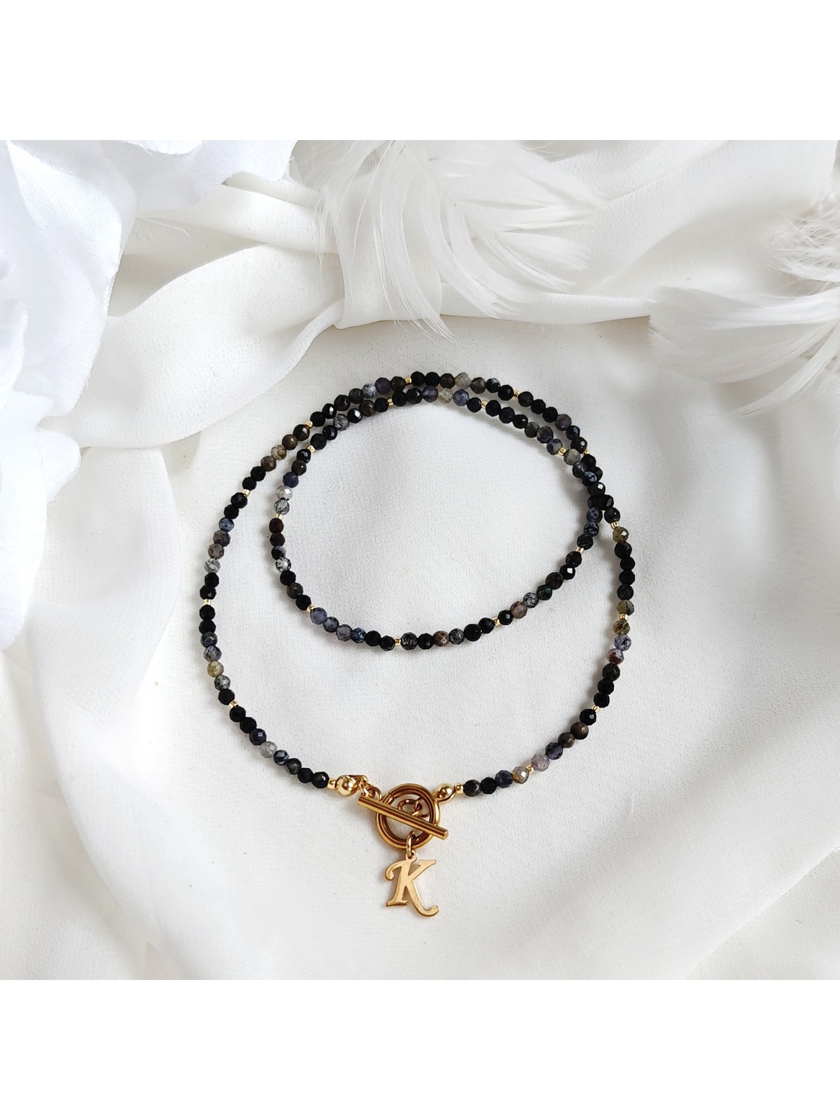 Naszyjnik z kamieni naturalnych z zawieszką złotą literą i zapięciem toggle