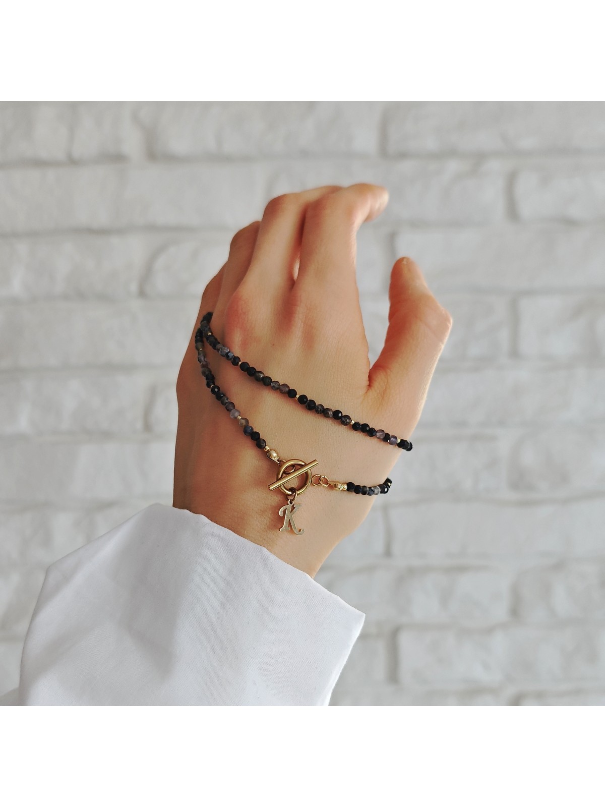 ręcznie wykonany naszyjnik z literką z kamieni naturalnych