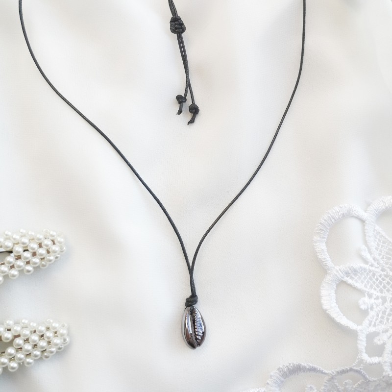 Naszyjniki handmade - muszelka kauri na sznurku