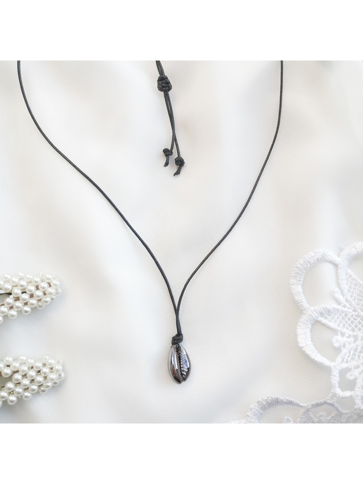 Naszyjniki handmade - muszelka kauri na sznurku