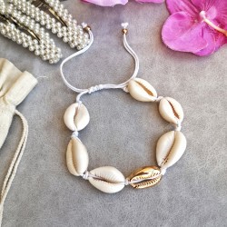 Bransoletka z muszelkami Złota Muszelka Kauri na beżowym sznurku