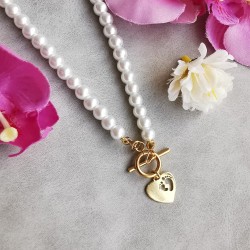 Naszyjnik z pereł z zawieszką serce stópki