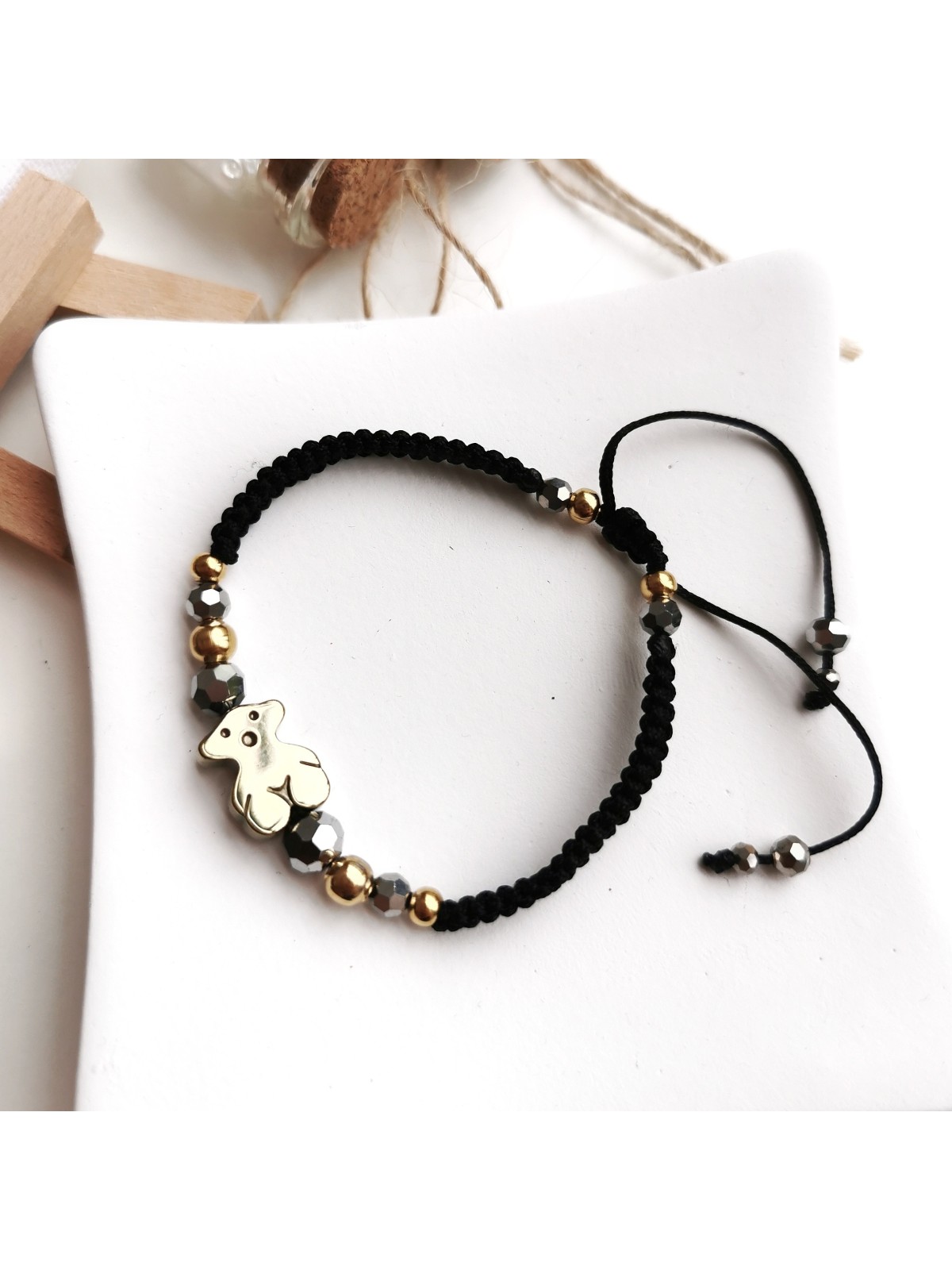Bransoletka handmade z hematytem na czarnym sznurku