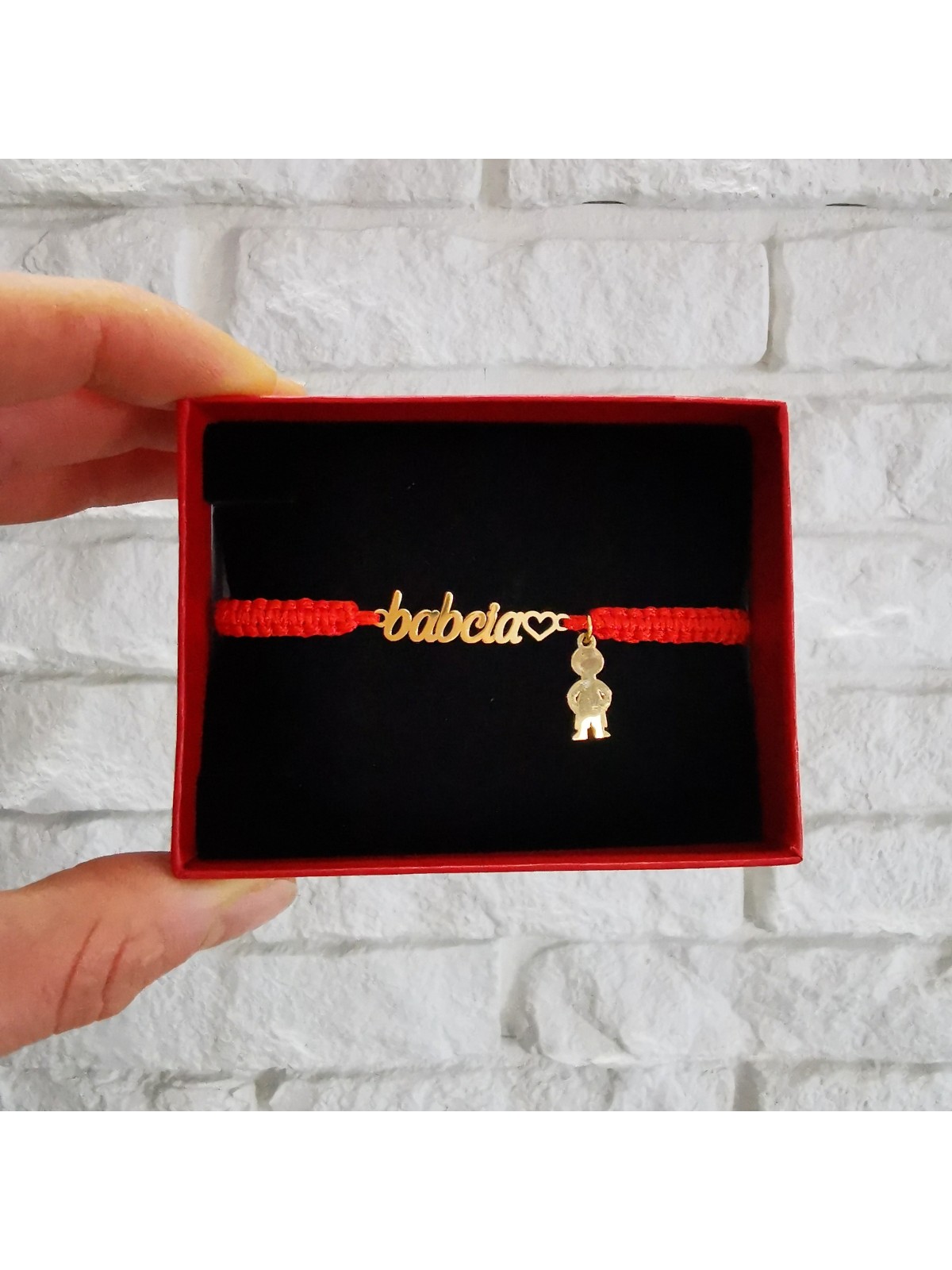 Bransoletka Babcia na czerwonym sznurku z zawieszką z grawerem