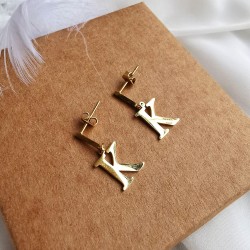 Kolczyki ze złotej stali chirurgicznej z literką K